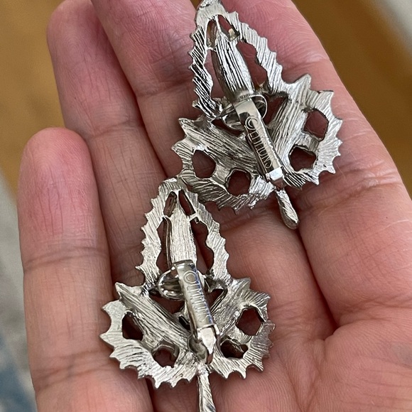 Emmons signed blue crystal glass silver tone clip on earrings - Picture 3 of 9